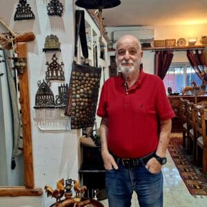 משה צמרת – לצד פרטי אוספים שונים (צילום: רחלי אורבך)