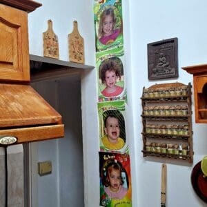 בבית משה צמרת – חלק מצילומי הנכדים במטבח הבית (צילום: רחלי אורבך)