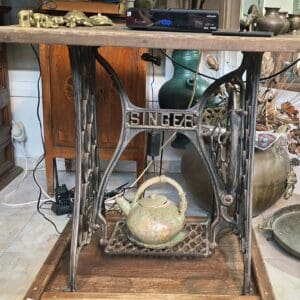 בבית משה צמרת – מכונת תפירה זינגר שהוסבה לשולחן (צילום: רחלי אורבך)