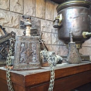 בבית משה צמרת – כלים עתיקים למאגר חומרי שריפה (צילום: רחלי אורבך)