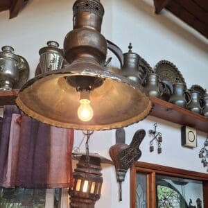 בבית משה צמרת – חפצים ייחודיים שהוסבו למנורות (צילום: רחלי אורבך)