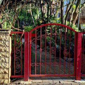 בבית משה צמרת – השער האדום המוביל אל החצר שהינה "שמורת טבע" (צילום: רחלי אורבך)
