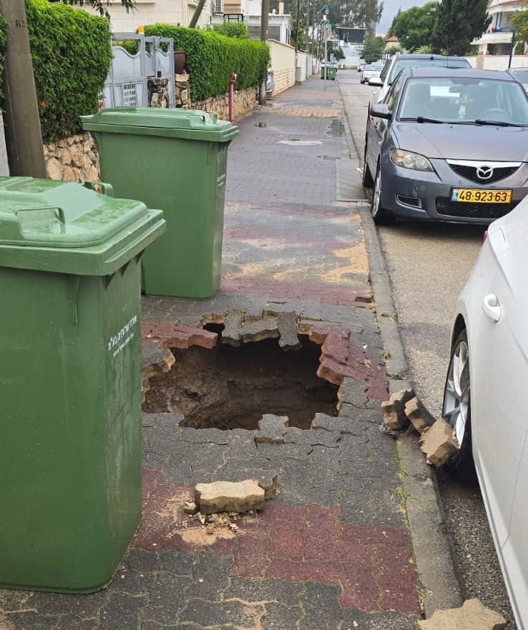 "בולען אורבני" בקרית ים (צילום: מוטי מנדלסון)