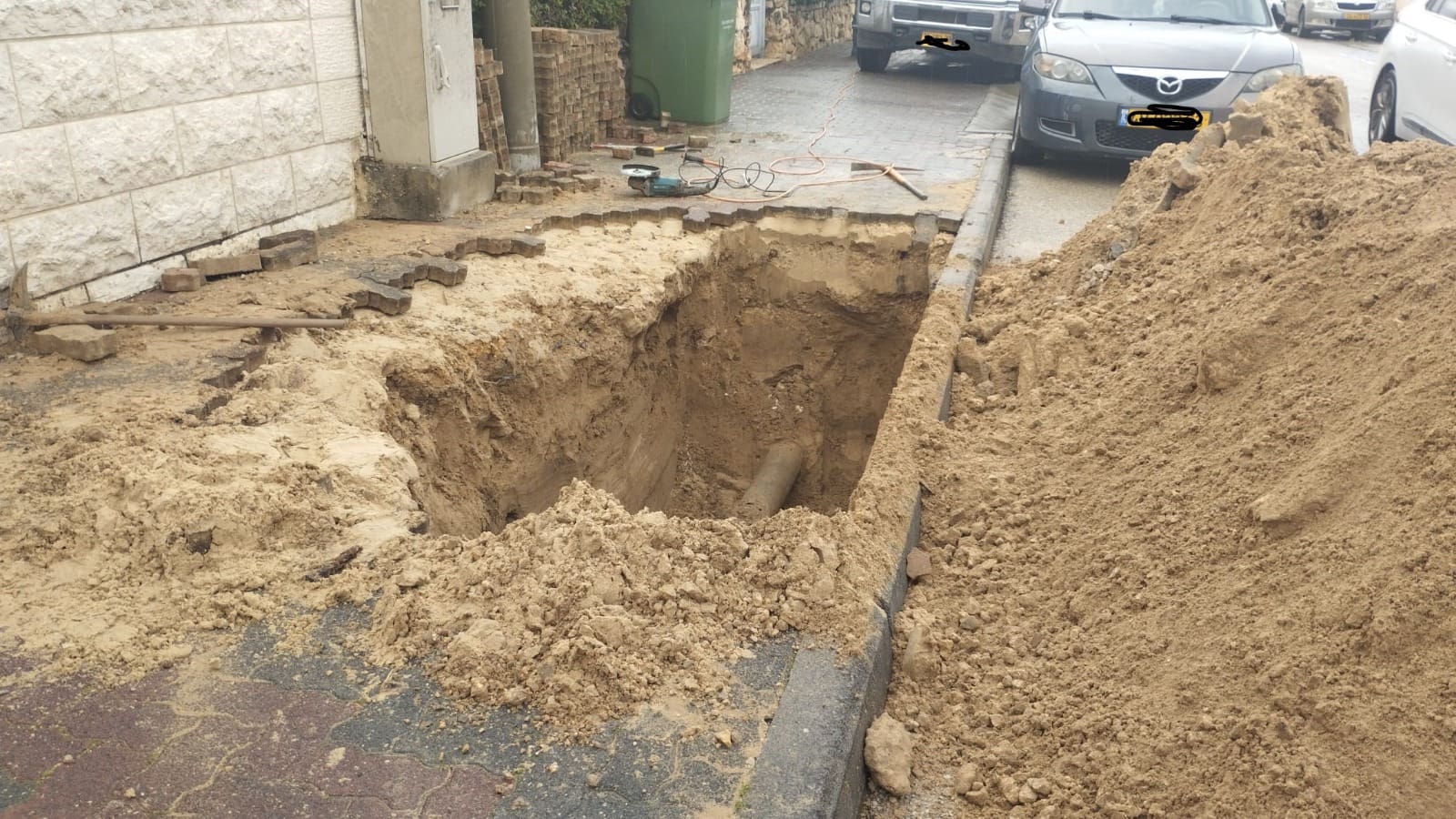 עבודות תיקון המפגע בקריית ים (צילום: מוטי מנדלסון)