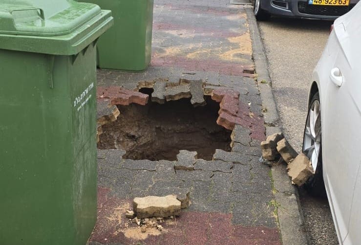 בולען בקריית ים (צילום: מוטי מנדלסון)