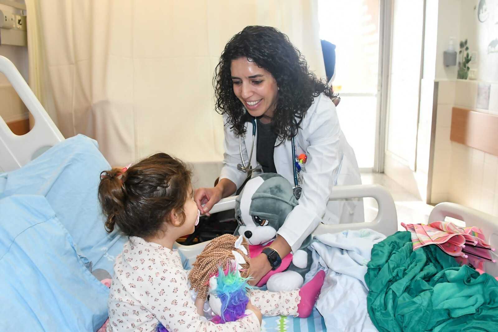 דר שירין מטפלת בילדה במחלקה (קרדיט צילום: ירון חזן דוברות כרמל)