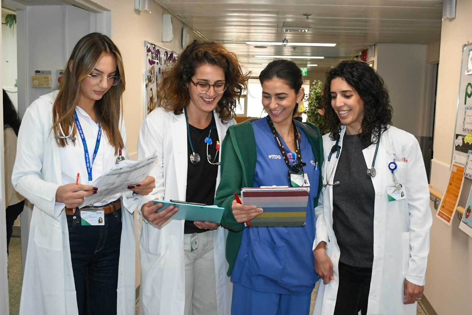 דר שירין עם צוות המחלקה (קרדיט צילום: ירון חזן דוברות כרמל)