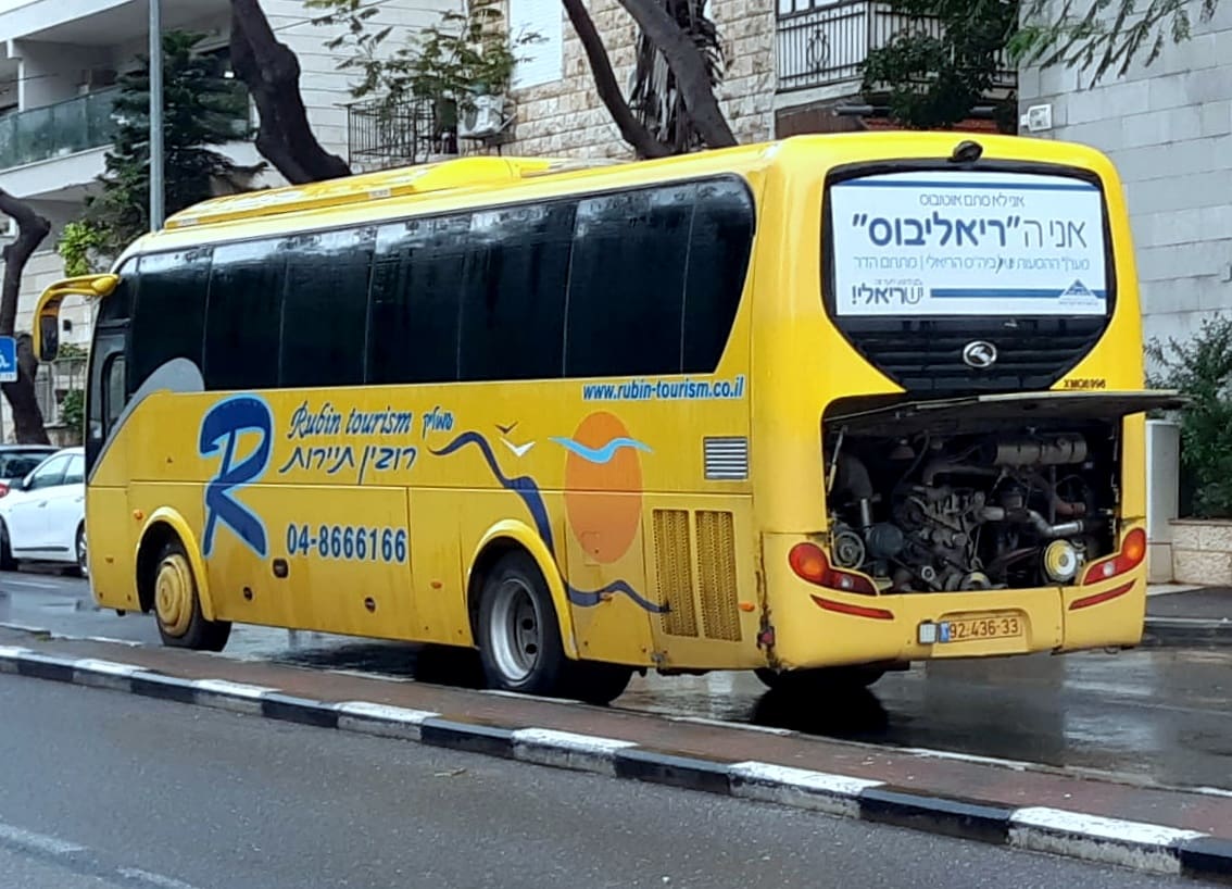 אוטובוס תיירים תקוע בדרך אלנבי (צילום: אדיר יזירף). 