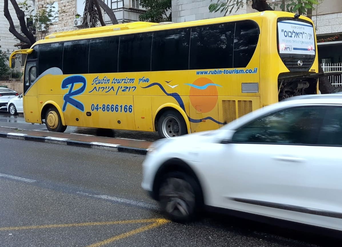 אוטובוס תיירים תקוע בדרך אלנבי (צילום: אדיר יזירף). 