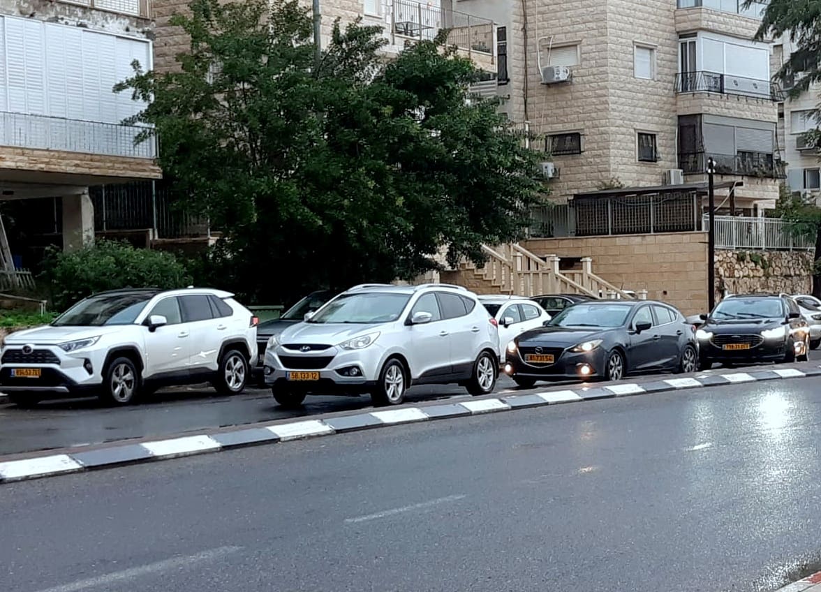 אוטובוס תיירים תקוע בדרך אלנבי (צילום: אדיר יזירף). 
