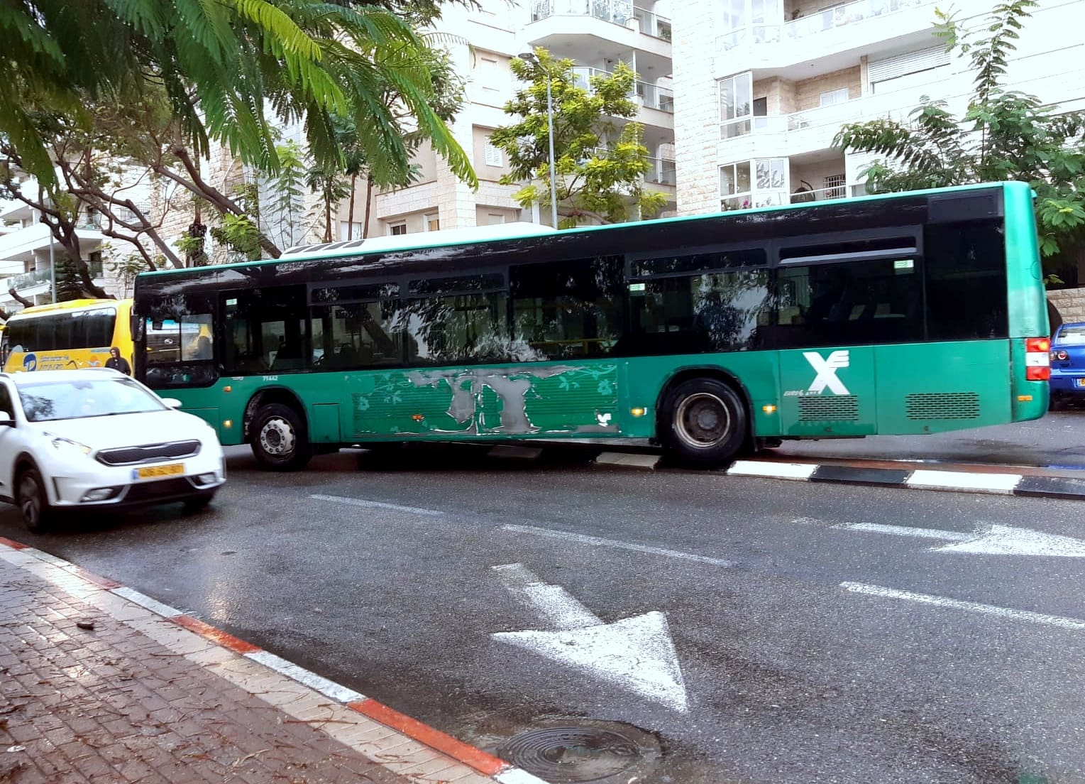 אוטובוס תיירים תקוע בדרך אלנבי (צילום: אדיר יזירף).