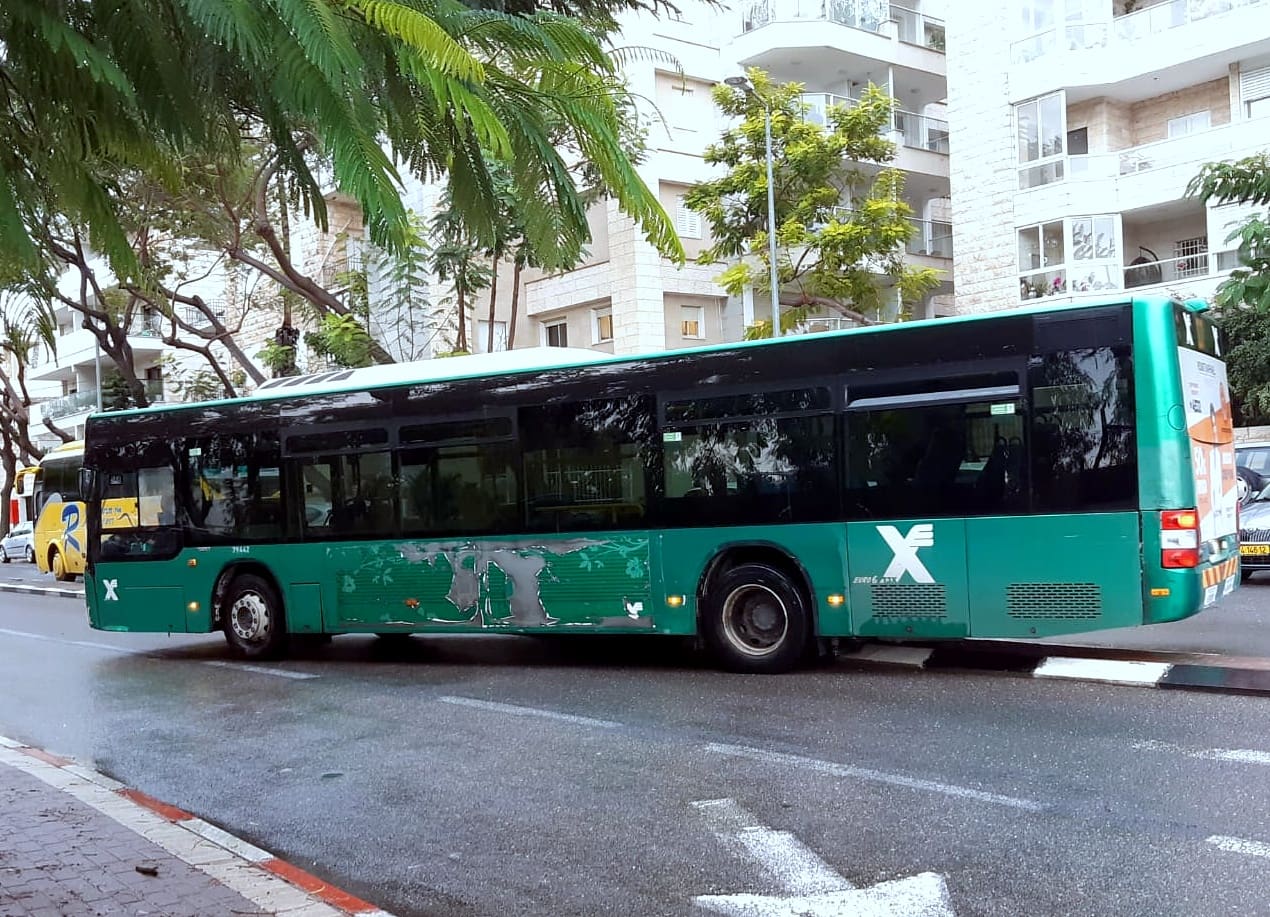 אוטובוס תיירים תקוע בדרך אלנבי (צילום: אדיר יזירף). 