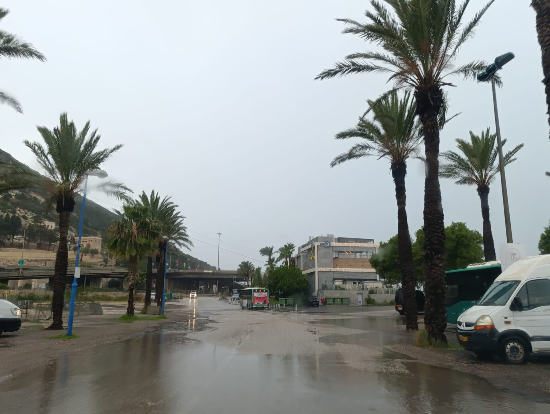 הצפות ברחוב העליה השניה ליד הרכבל (צילום: קוראי חי פה)