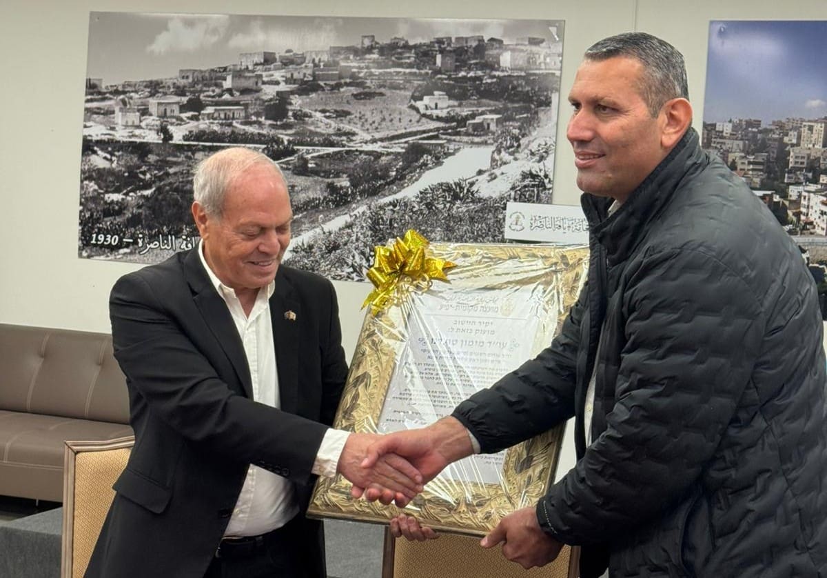 עו״ד מימון טולדנו מקבל את תואר יקיר היישוב מידי ראש המועצה מאהר חליליה (צילום: אלבום פרטי)