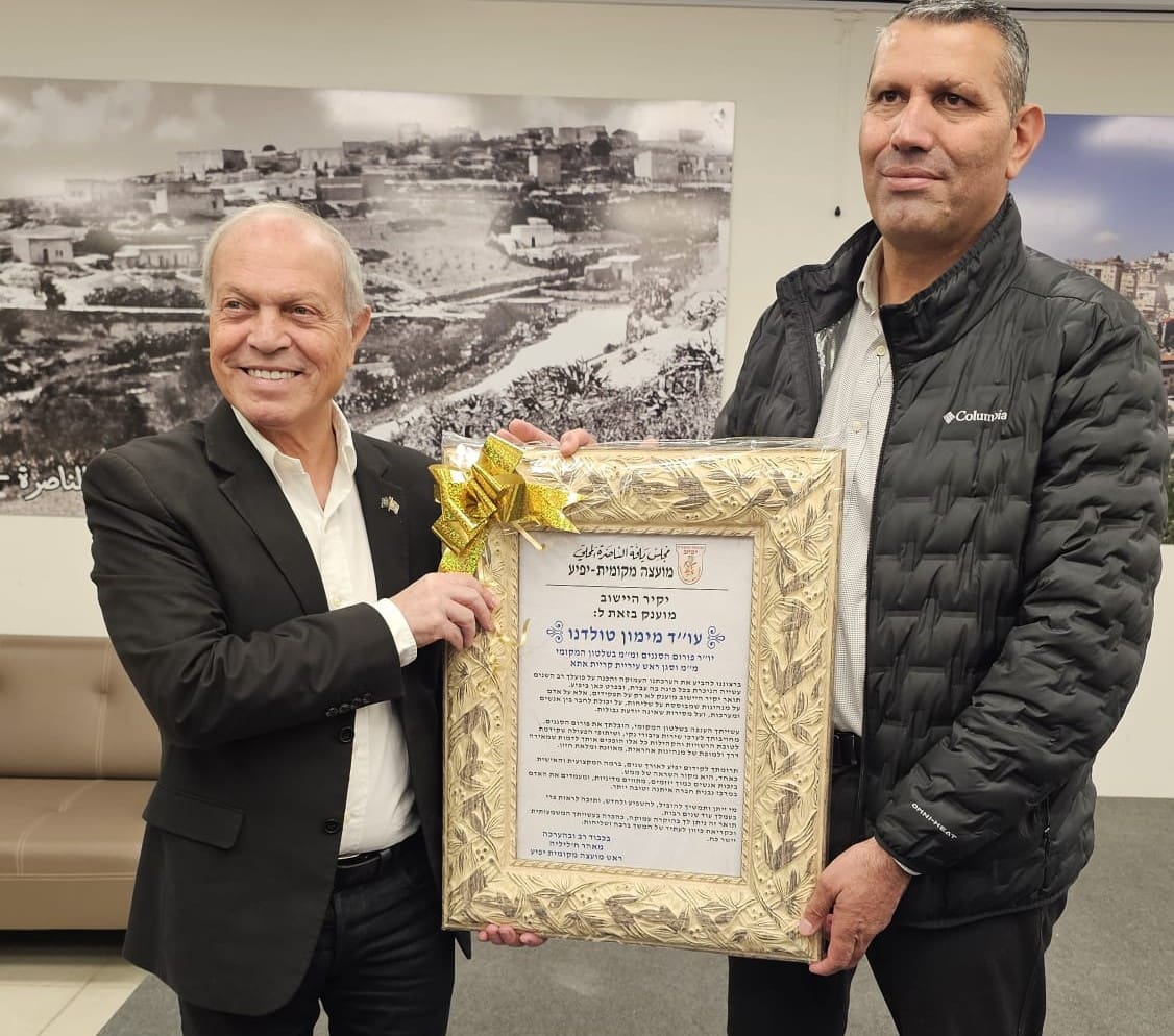 עו״ד מימון טולדנו מקבל את תואר יקיר היישוב מידי ראש המועצה מאהר חליליה (צילום: אלבום פרטי)