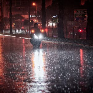 גשם, שליח, דצמבר, חג החגים, המגינים, כביש, הצפה, שלולית, חורף, עץ אשוח, וולט, קטנוע, חג המולד, רטוב, סכנה, דו-גלגלי