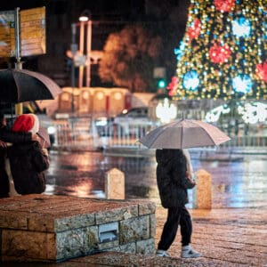 ילד, ילדים, גשם, מטריה, מטריות, דצמבר, חג החגים, המושבה הגרמנית, בן גוריון, שלולית, חורף, עץ אשוח, אורות, קישוטים, חג המולד