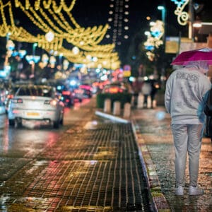 זוג, גשם, מטריה, מטריות, דצמבר, חג החגים, המושבה הגרמנית, בן גוריון, שלולית, חורף, עץ אשוח, אורות, קישוטים, חג המולד