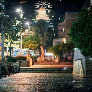 גשם, מטריה, מטריות, דצמבר, חג החגים, המושבה הגרמנית, בן גוריון, שלולית, חורף, עץ אשוח, אורות, קישוטים, חג המולד