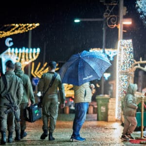 חייל, חיילים, צה״ל, גשם, מטריה, מטריות, דצמבר, חג החגים, המושבה הגרמנית, בן גוריון, שלולית, חורף, עץ אשוח, אורות, קישוטים, חג המולד