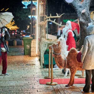 גשם, מטריה, מטריות, דצמבר, חג החגים, המושבה הגרמנית, בן גוריון, שלולית, חורף, עץ אשוח, אורות, קישוטים, חג המולד
