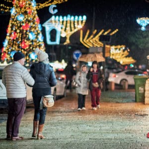 גשם, מטריה, מטריות, דצמבר, חג החגים, המושבה הגרמנית, בן גוריון, שלולית, חורף, עץ אשוח, אורות, קישוטים, חג המולד