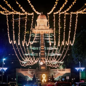 גשם, מטריה, מטריות, דצמבר, חג החגים, המושבה הגרמנית, בן גוריון, שלולית, חורף, עץ אשוח, אורות, קישוטים, חג המולד, סנטה, איילים