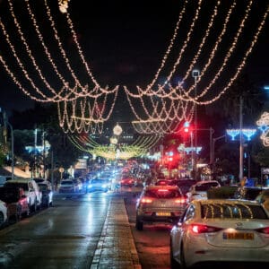 גשם, מטריה, מטריות, דצמבר, חג החגים, המושבה הגרמנית, בן גוריון, שלולית, חורף, עץ אשוח, אורות, קישוטים, חג המולד, סנטה, איילים