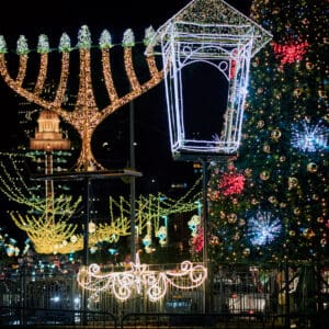 גשם, מטריה, מטריות, דצמבר, חג החגים, המושבה הגרמנית, בן גוריון, שלולית, חורף, עץ אשוח, אורות, קישוטים, חג המולד, סנטה, איילים