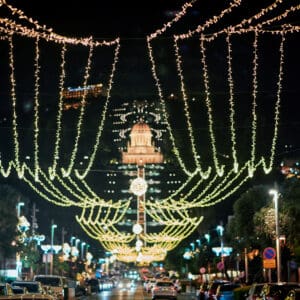 גשם, מטריה, מטריות, דצמבר, חג החגים, המושבה הגרמנית, בן גוריון, שלולית, חורף, עץ אשוח, אורות, קישוטים, חג המולד, סנטה, איילים