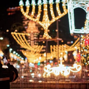 גשם, מטריה, מטריות, דצמבר, חג החגים, המושבה הגרמנית, בן גוריון, שלולית, חורף, עץ אשוח, אורות, קישוטים, חג המולד, סנטה, איילים