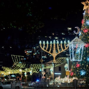 גשם, מטריה, מטריות, דצמבר, חג החגים, המושבה הגרמנית, בן גוריון, שלולית, חורף, עץ אשוח, אורות, קישוטים, חג המולד, סנטה, איילים
