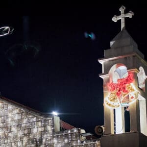 גשם, מטריה, מטריות, דצמבר, חג החגים, המושבה הגרמנית, בן גוריון, שלולית, חורף, עץ אשוח, אורות, קישוטים, חג המולד, סנטה, איילים