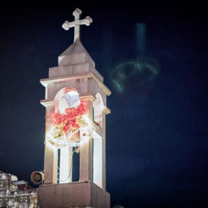 פעמון, צריח, צלב, גשם, מטריה, מטריות, דצמבר, חג החגים, המושבה הגרמנית, בן גוריון, שלולית, חורף, עץ אשוח, אורות, קישוטים, חג המולד, סנטה, איילים