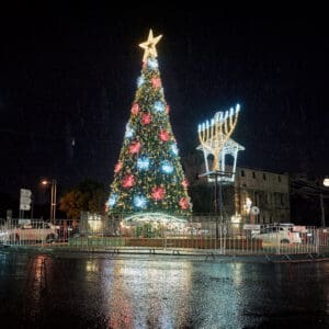 גשם, מטריה, מטריות, דצמבר, חג החגים, המושבה הגרמנית, בן גוריון, שלולית, חורף, עץ אשוח, אורות, קישוטים, חג המולד, סנטה, איילים