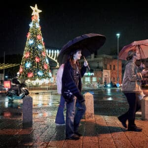 גשם, מטריה, מטריות, דצמבר, חג החגים, המושבה הגרמנית, בן גוריון, שלולית, חורף, עץ אשוח, אורות, קישוטים, חג המולד, סנטה, איילים