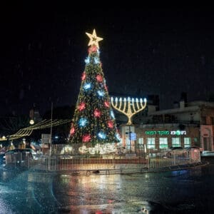 גשם, מטריה, מטריות, דצמבר, חג החגים, המושבה הגרמנית, בן גוריון, שלולית, חורף, עץ אשוח, אורות, קישוטים, חג המולד, סנטה, איילים