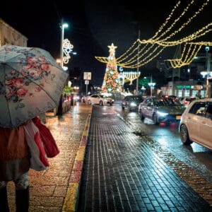 גשם, מטריה, מטריות, דצמבר, חג החגים, המושבה הגרמנית, בן גוריון, שלולית, חורף, עץ אשוח, אורות, קישוטים, חג המולד, סנטה, איילים