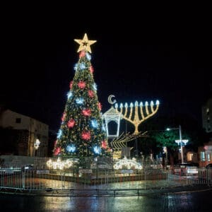 גשם, מטריה, מטריות, דצמבר, חג החגים, המושבה הגרמנית, בן גוריון, שלולית, חורף, עץ אשוח, אורות, קישוטים, חג המולד, סנטה, איילים