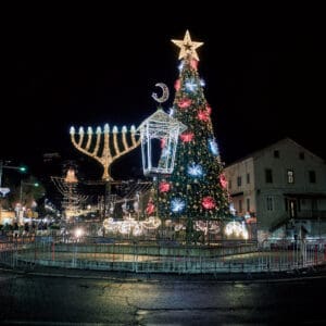 גשם, מטריה, מטריות, דצמבר, חג החגים, המושבה הגרמנית, בן גוריון, שלולית, חורף, עץ אשוח, אורות, קישוטים, חג המולד, סנטה, איילים