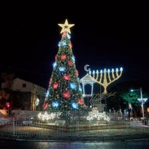 גשם, מטריה, מטריות, דצמבר, חג החגים, המושבה הגרמנית, בן גוריון, שלולית, חורף, עץ אשוח, אורות, קישוטים, חג המולד, סנטה, איילים