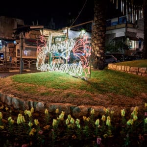 גשם, מטריה, מטריות, דצמבר, חג החגים, המושבה הגרמנית, ואדי ניסנאס, בן גוריון, שלולית, חורף, עץ אשוח, אורות, קישוטים, חג המולד
