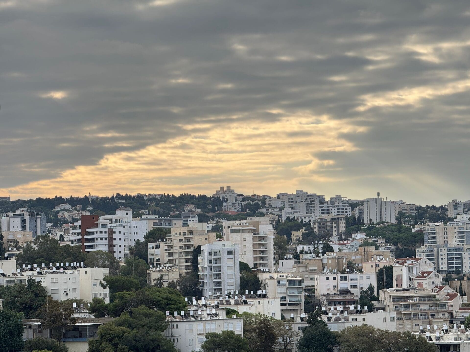 הכרמל המערבי - חיפה - השמש מבצבצת מבין העננים - שבת 13/12/25 (צילום: ירון כרמי)