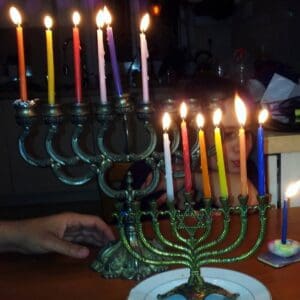 חנוכה ועוד חגי אור – אור נרות בחנוכיות (צילום: רחלי אורבך)