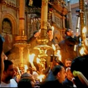 חנוכה ועוד חגי אור -האש הקדושה, מועברת אל המאמינים בכנסיית הקבר (צילום: רחלי אורבך)