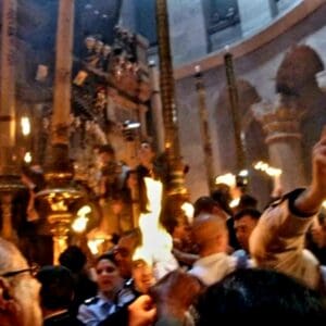 חנוכה ועוד חגי אור – העברת האש הקדושה, מתוך האדיקולה אל המאמינים (צילום: רחלי אורבך)