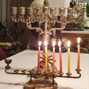 חנוכה ועוד חגי אור – אורות נר חמישי של חנוכה (צילום: רחלי אורבך)