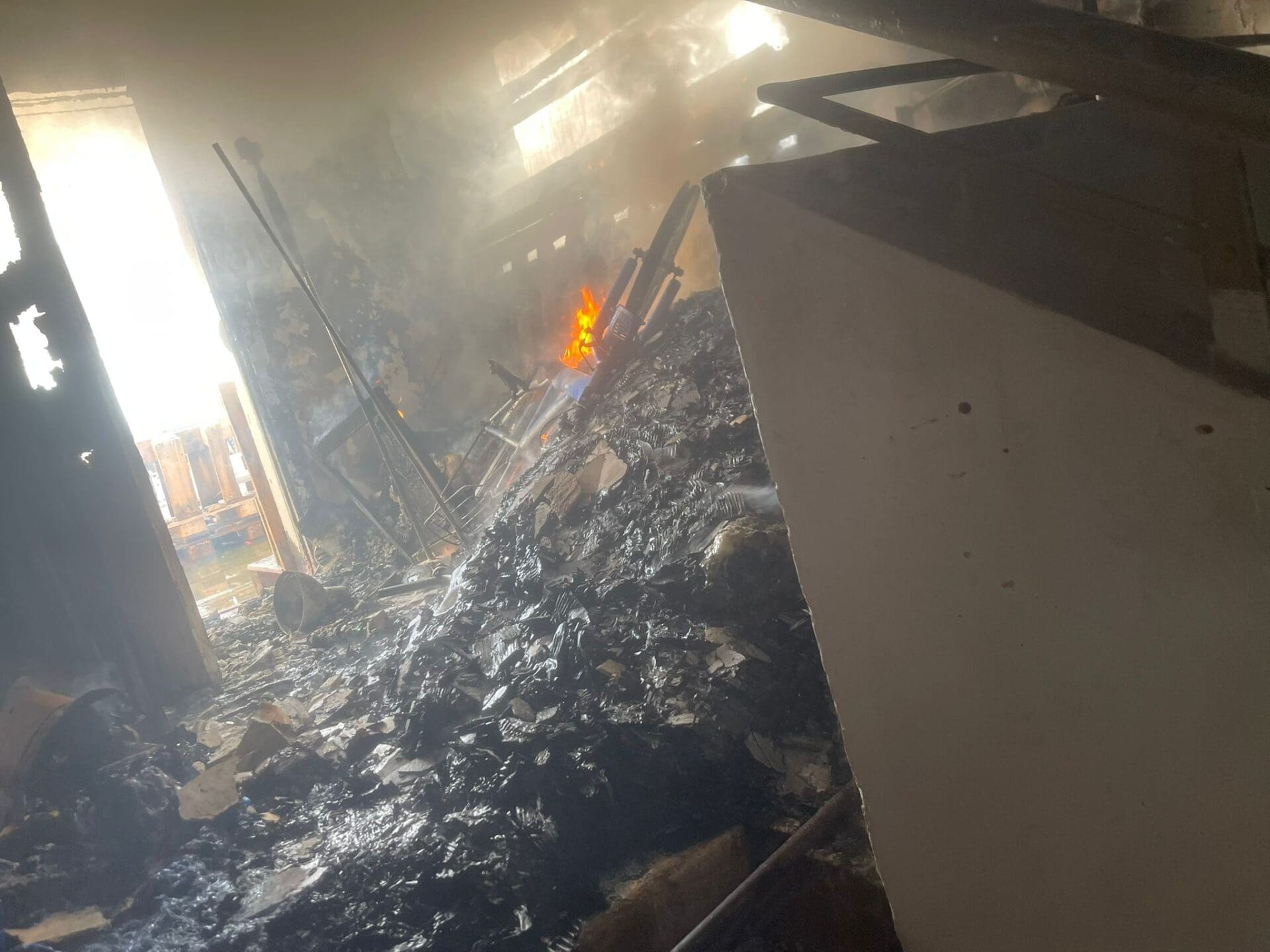 שריפה במבנה ברחוב הרצל בהדר (צילום: כיבוי והצלה)