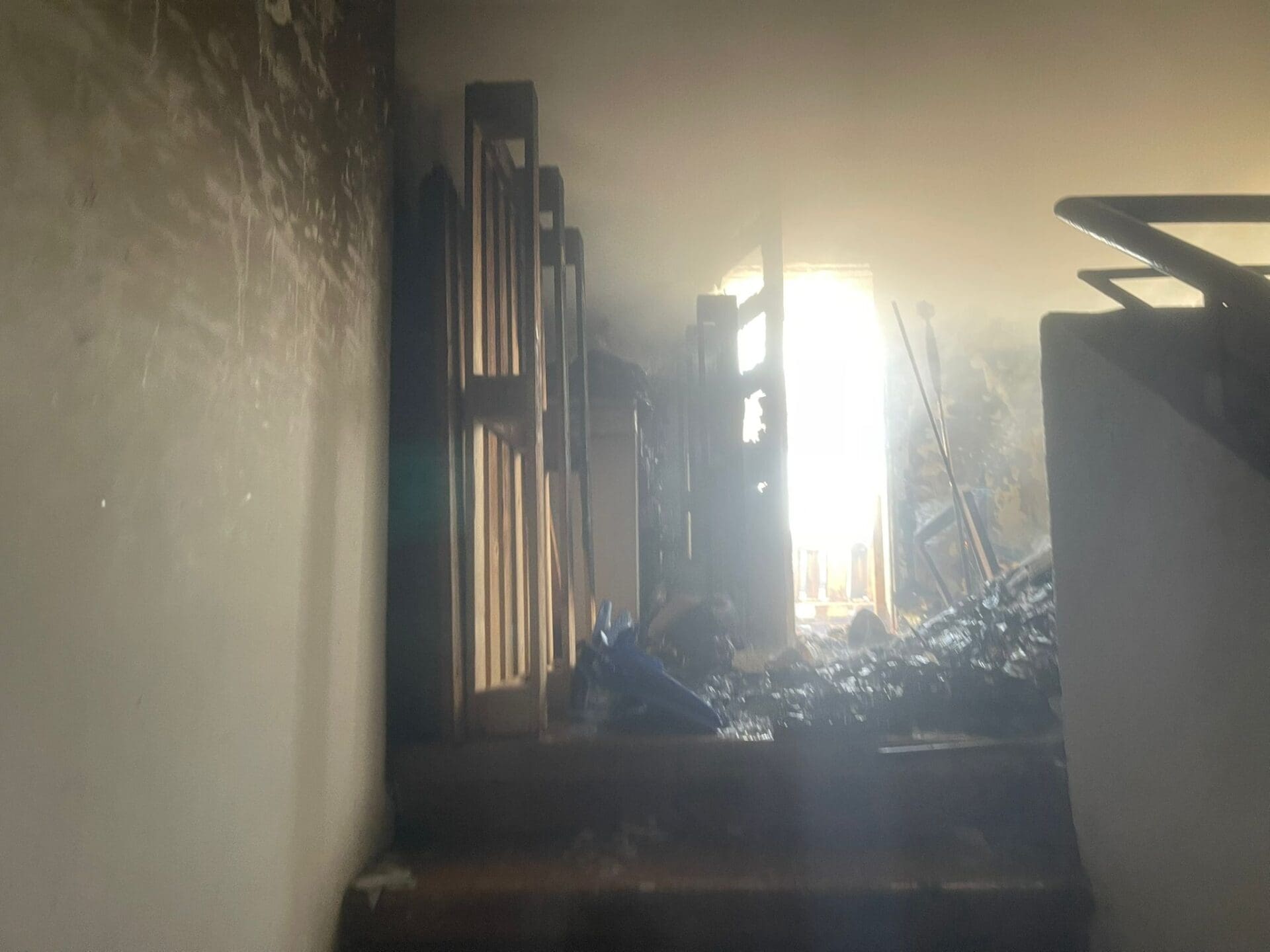 שריפה במבנה ברחוב הרצל בהדר (צילום: כיבוי והצלה)