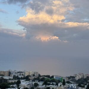 ענן גשם מפותח מצפון מערב לחיפה – בוקר יום ב׳, 15/12/25 (צילום: ירון כרמי)